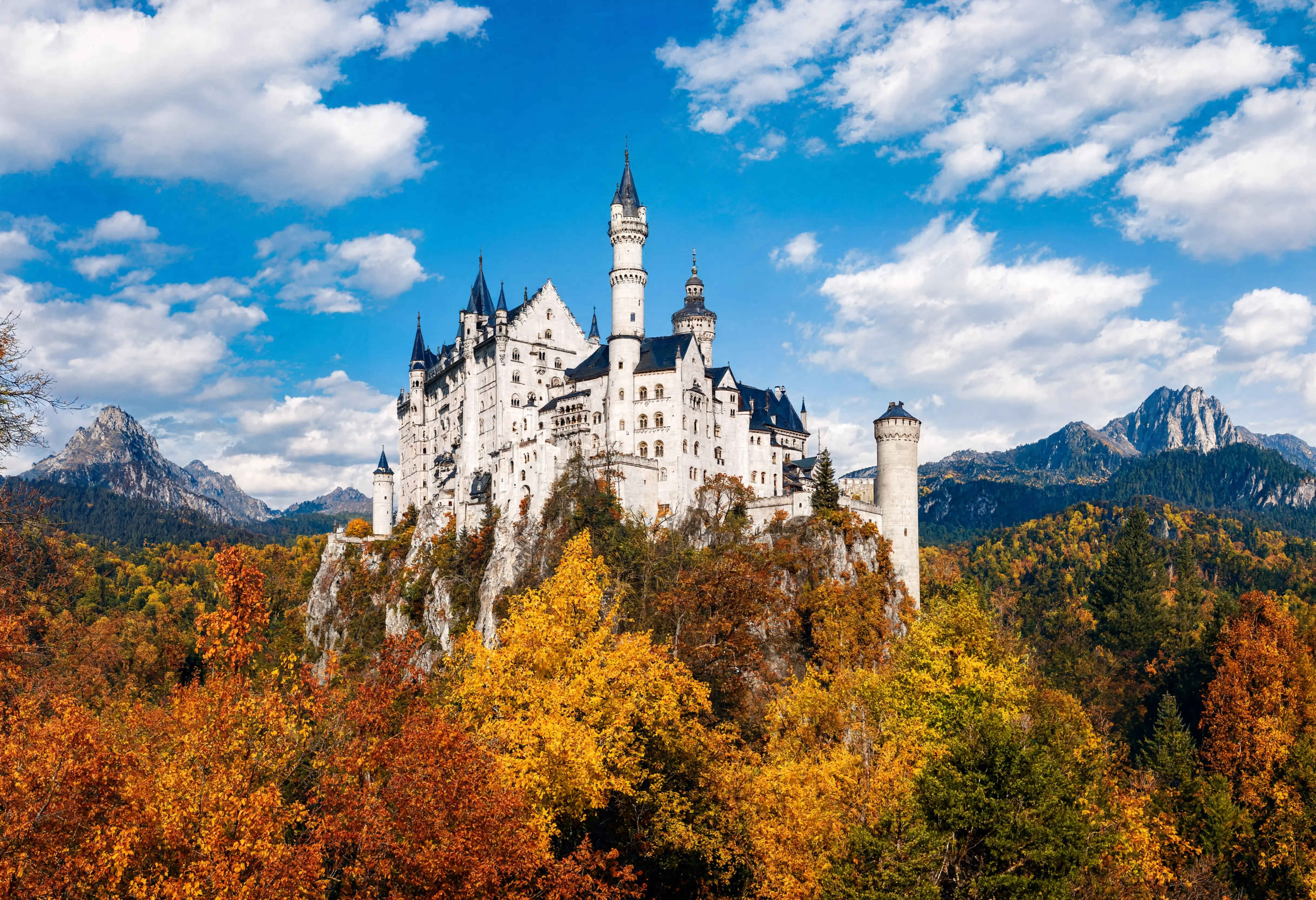 Schloss Neuschwanstein im Herbst — das märchenhafte Alpenschloss Ludwigs II.